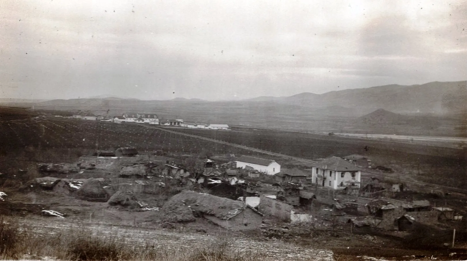 Црно-бела фотографија од имотот на кралската винарија крај Демир Капија во 1930-тите